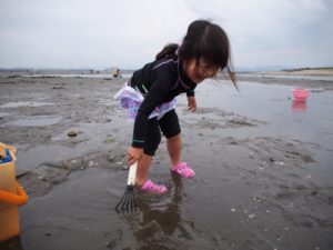 潮干狩りの女性のおしゃれな服装と子連れの持ち物リストについて！