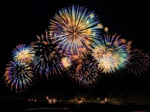 スマホで花火を上手に撮影する方法4選 関東でオススメの花火大会は！ 【夏本番までにマスターしたい！花火の上手な撮影の仕方】 花火を写真に撮るの、とても難しいのです。 ですが、今回は「《手軽な》花火の上手な撮り方」を ご紹介させてください。 夏本番までにマスターして、 いい写真で思い出を書き留めましょう！！！
