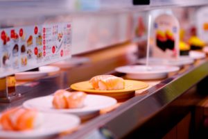 ジョブチューンで 無添くら寿司の料理を判定した一流料理人は誰 社員500人のアンケートで上位10位の 人気寿司ネタを7人の寿司職人さんたちがジャッジ！ 「見事合格」になったネタとは？ みかんサーモン、イベリコ豚の大トロ、赤海老　 揚げたてえび天手巻き、肉厚とろ〆さば、　 炙りたてうなぎ、大粒いくら、熟成まぐろ　 はまち、熟成中とろ　