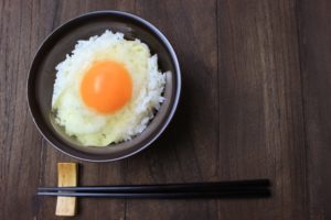 小林真作さんはマツコの知らないの世界に出演 『15年間毎日10個のゆで卵を食べ続ける男』として 紹介された『ゆで卵のプロ』 小林真作さんが代表取締役を務める会社は 株式会社 小林ゴールドエッグ 年収は情報がありませんでした。 卵は料理ごとにそれぞれ最高の卵を使うのが 身近できる一番の贅沢。