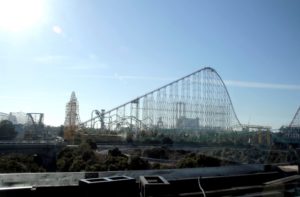 ナガシマスパーランドは、 日本の中央である東海地方の 三重県桑名市にある遊園地です。 三菱UFJリサーチ&コンサルティングがまとめた 2018年度の中部3県のレジャー施設調査によると、 集客数トップはナガシマリゾート（三重県桑名市）が 13年連続で1位となりました！ 12のジェットコースターがあり 日本でも有数の遊園地です。