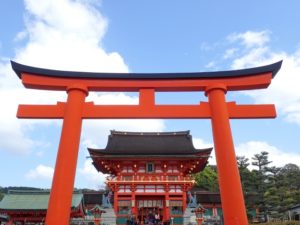 京都・本宮祭は京都の伏見稲荷大社で行われ、 前夜の宵宮祭と 合わせて二日間に渡るお祭りです。 お祭りの開催期間 2019年は7月20日（土曜日）18:00から『宵宮祭(よいみやまつり)』 21日（日曜日）9:00から『本宮祭(もとみやさい)』が行われます。 伏見稲荷の食事処やお土産や穴場の駐車場は？