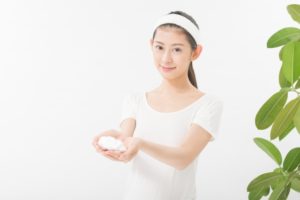 ヘアバンドが似合わないのは、 メガネなんかと一緒で顔の形や ヘアスタイルや髪の色、着ている服と 合っていない等があげられます。 ヘアバンドは、靴下やスラックス同様、 色が異なってしまうと、 より目立ってしまって 似合わない傾向にあるようです。 女性のヘアバンドと男性のヘアバンド