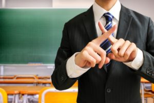 青森県八戸市内の小学校で担任体罰で小6男児に全治1週間の打撲