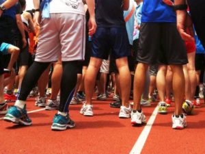 兵庫県小野市立小野中学校の 男性教諭が陸上部活動の合宿中に セクハラ行為をしたとして女子生徒から訴えられ その後、行方不明になっていることが分かりました 名前特定・画像や動画も！ 兵庫県教育委員会の発表によると 陸上部の合宿は兵庫県内で行われ 女子生徒は10日未明、宿舎の部屋に入ってきた 男性教諭に体を触られたと打ち明けているという