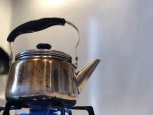 ステンレスやかんの掃除や磨き方!アルミホイルとスポンジや重曹がいい
